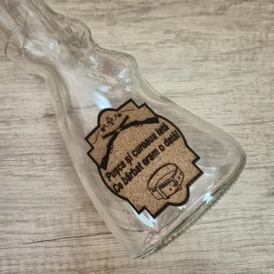 Sticla forma pusca, pusca si cureaua lata,